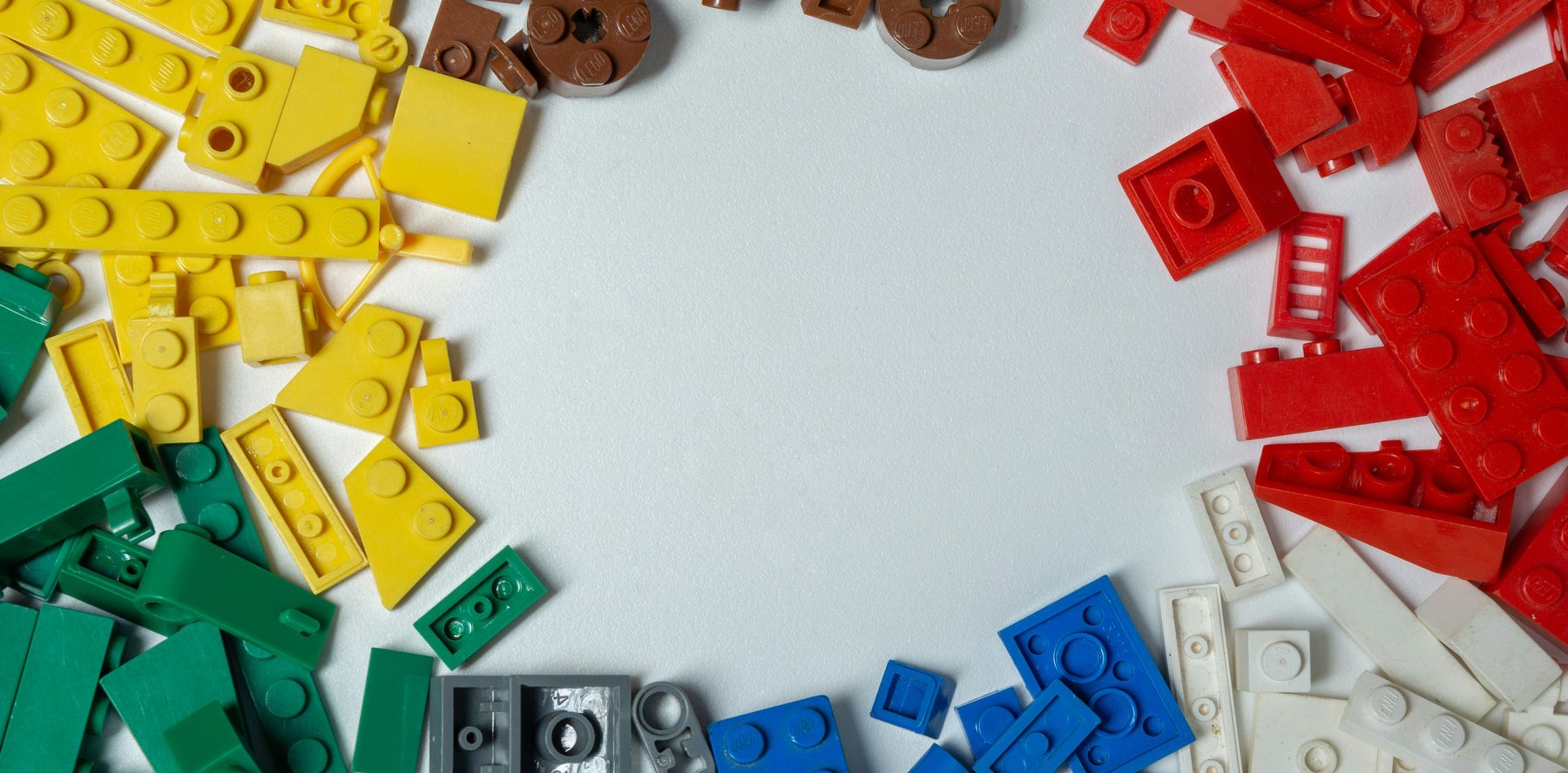 LEGO-steentjes op kleur gesorteerd rond een leeg midden