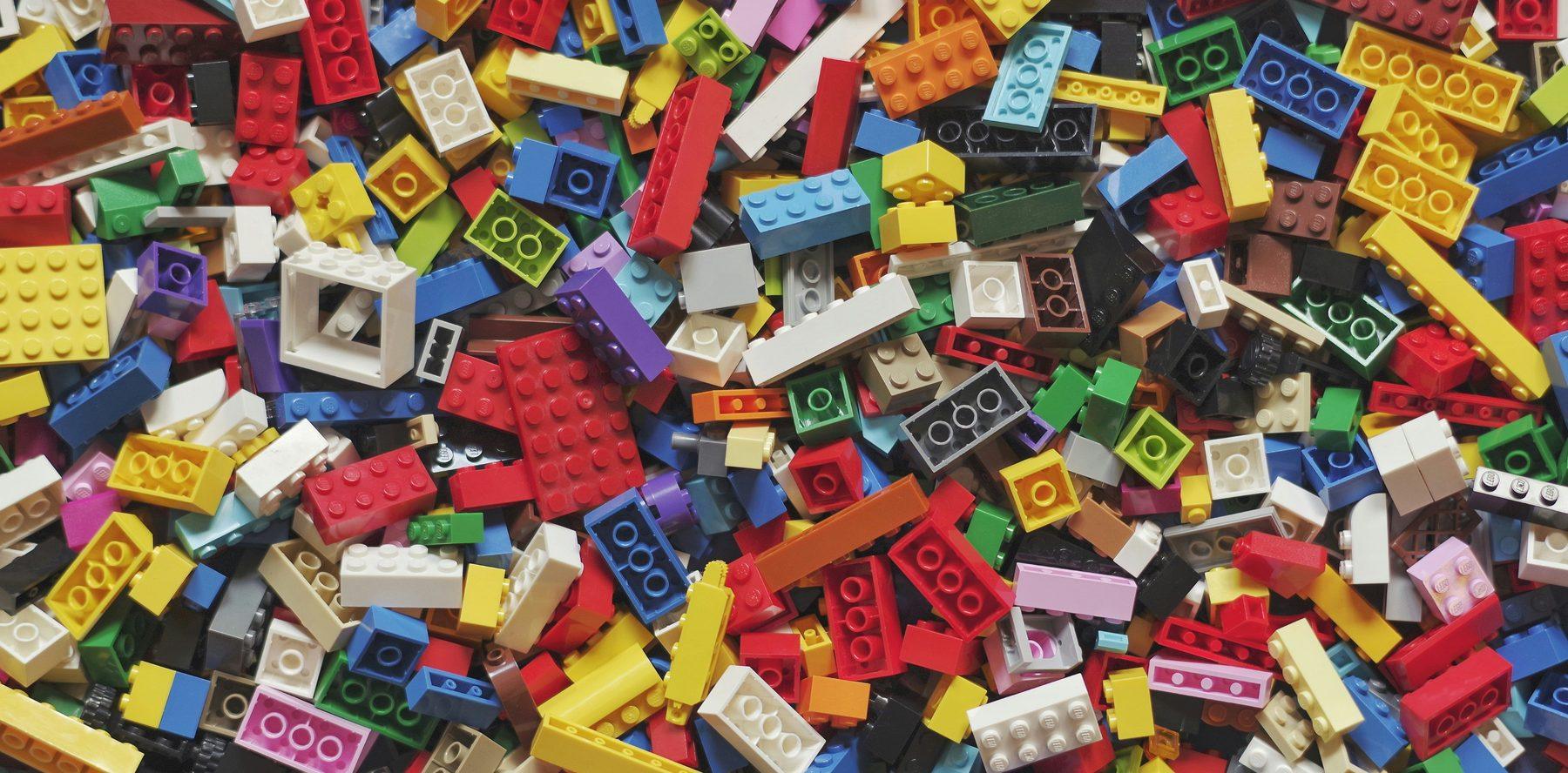 Een grote berg losse LEGO-steentjes in alle kleuren