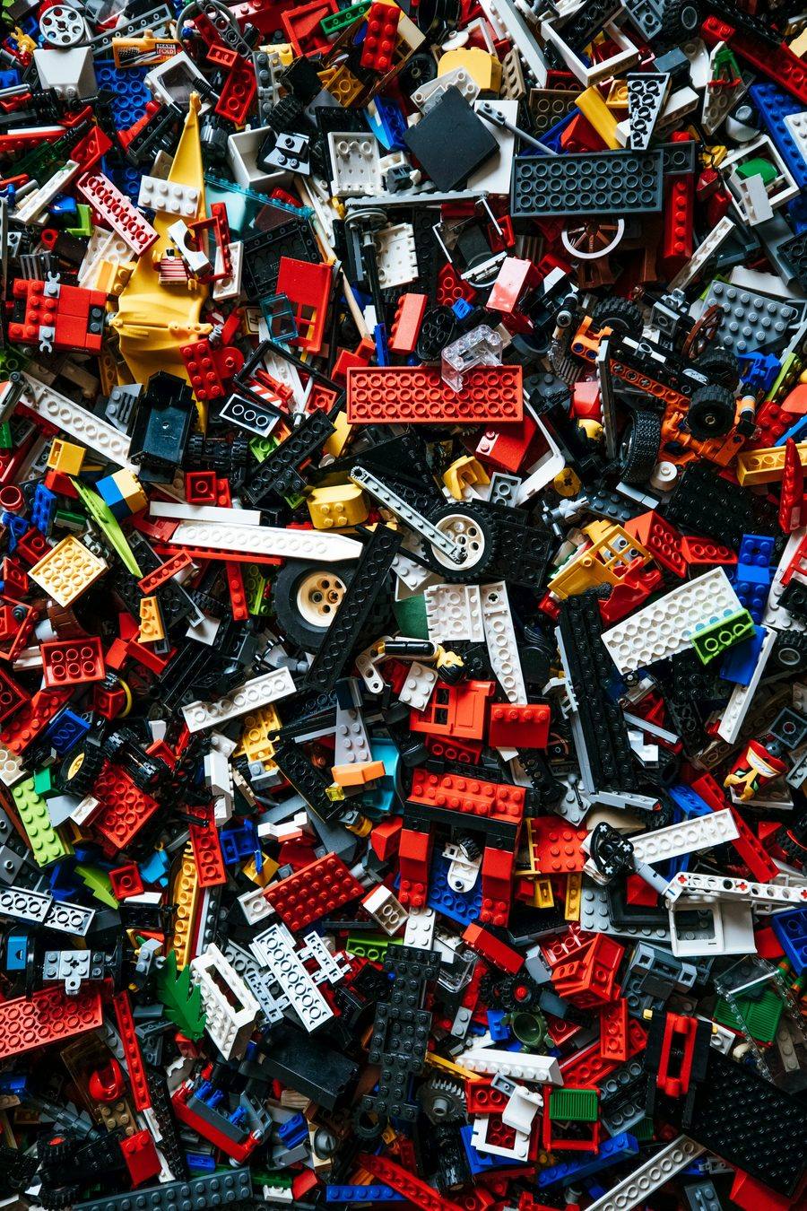 Een bak vol losse LEGO-steentjes