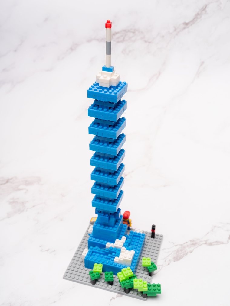 Een kleurige toren van LEGO-steentjes